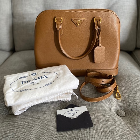 Authentic Prada Tote in Saffiano Lux. - Picture 2 of 15